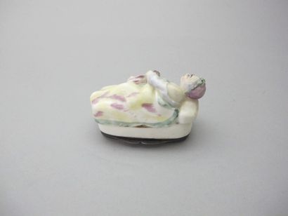 MENNECY

Boîte en porcelaine en forme de...