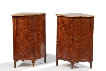 Paire d'encoignures en bois de placage marqueté...