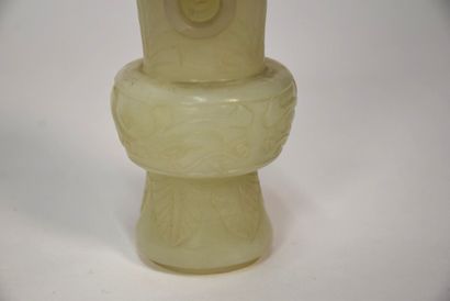 Chine, XXe siècle

Cloche et vase en jade,...