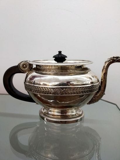 Théière de forme ovale en argent à décor...