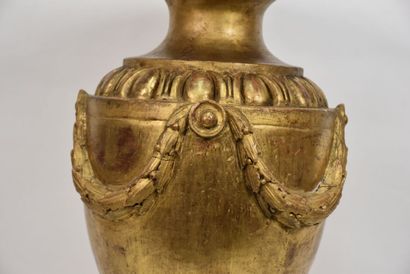 Élément en bois sculpté et doré à décor de...