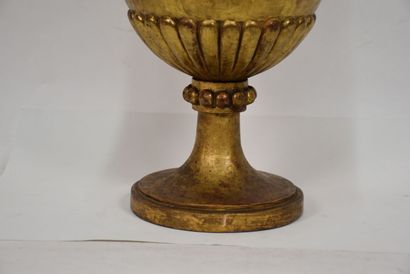 Élément en bois sculpté et doré à décor de...