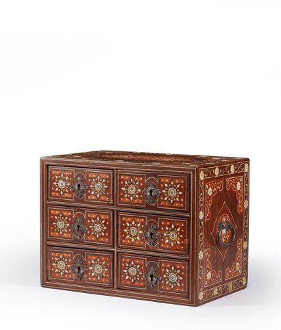 Cabinet de voyage en palissandre à décor...