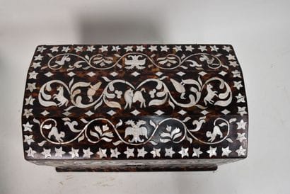 Coffret rectangulaire à couvercle bombé en...