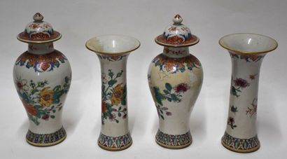 Chine, XIXe siècle

Garniture en porcelaine...