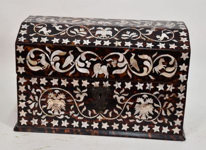 Coffret rectangulaire à couvercle bombé en...