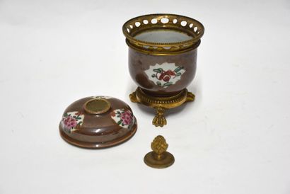 CHINE

Petit pot couvert en porcelaine famille...