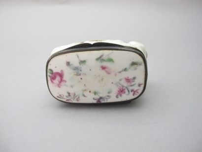 MENNECY

Boîte en porcelaine en forme de...