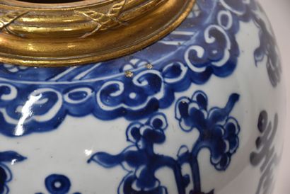 Chine, XIXe siècle

Paire de vases en porcelaine...