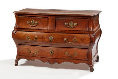 Commode tombeau en noyer mouluré et sculpté,...