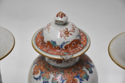 Chine, XIXe siècle

Garniture en porcelaine...