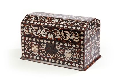 Coffret rectangulaire à couvercle bombé en...