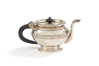 Théière de forme ovale en argent à décor...