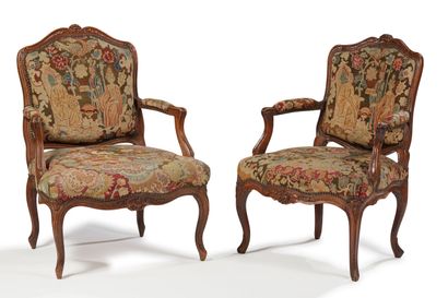 Réunion de deux fauteuils en bois naturel...