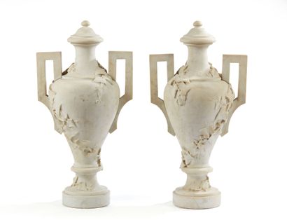 Paire de grands vases couverts à piédouche...