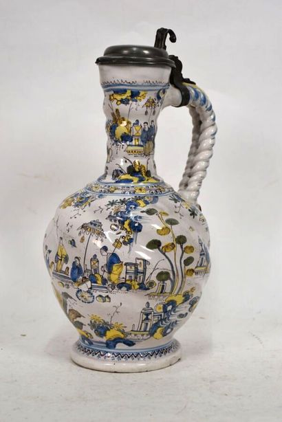 DELFT

Aiguière torsadée en faïence munie...