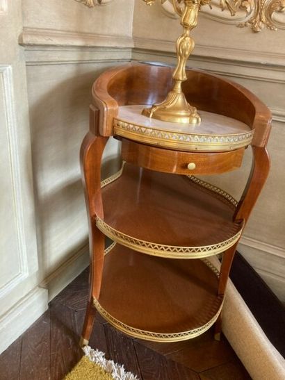 Table rafraîchissoir de forme mouvementée...