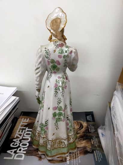 Russie

Figurine en porcelaine polychrome...