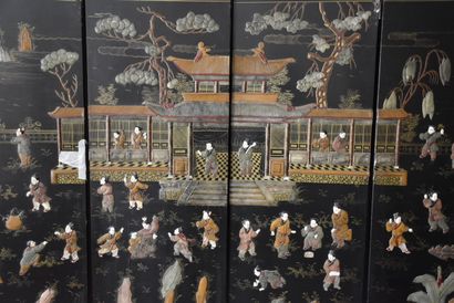 CHINE

Grand paravent à six feuilles laquées...