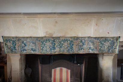 Bandeau de cheminée en tapisserie à décor...