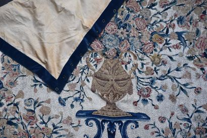Grande broderie en soie au point de lancé...