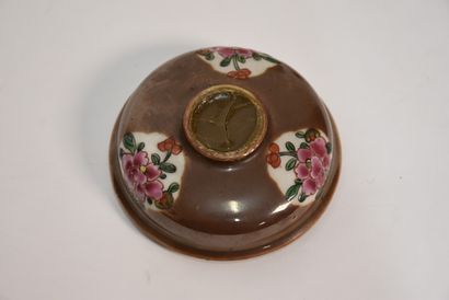 CHINE

Petit pot couvert en porcelaine famille...
