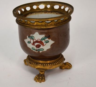 CHINE

Petit pot couvert en porcelaine famille...