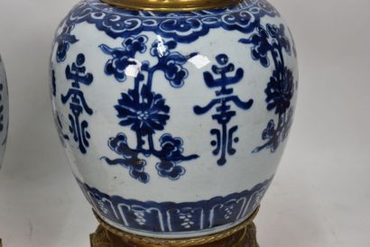 Chine, XIXe siècle

Paire de vases en porcelaine...