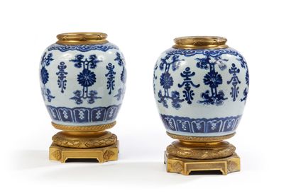 Chine, XIXe siècle

Paire de vases en porcelaine...