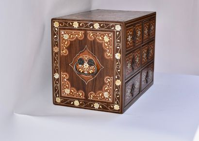 Cabinet de voyage en palissandre à décor...