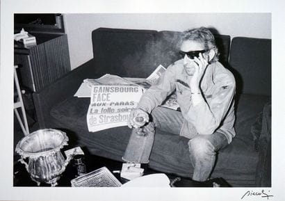 Serge Gainsbourg dans sa loge au Palace

Tirage...