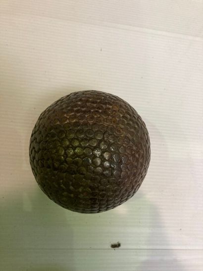 JEUX DE BOULE.

Paire de boules en bois clouté...