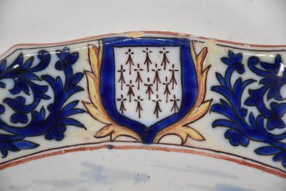 JEUX DE BOULE.

Plateau ovale en faience...