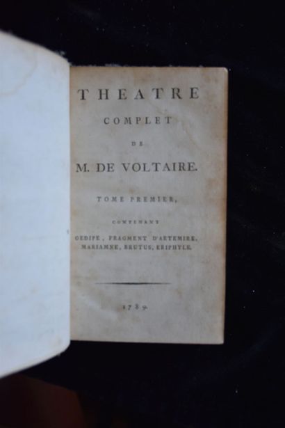 Un ensemble de livres reliés dont : 

- VOLTAIRE,...