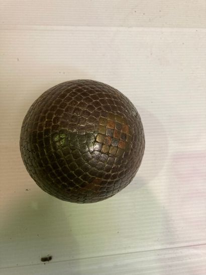 JEUX DE BOULE.

Deux boules en bois cloutées...