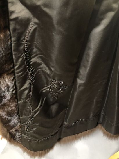 HENRI STERN, 8 av. Matignon, Paris

Manteau...