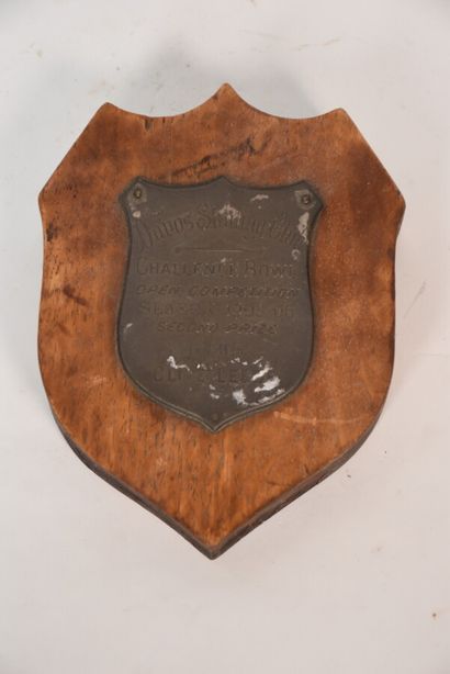 JEUX DE BOULE 

Deux écussons en étain pyrogravés...