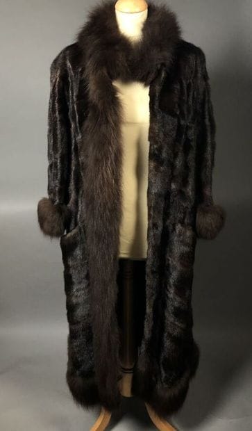 HENRI STERN, 8 av. Matignon, Paris

Manteau...