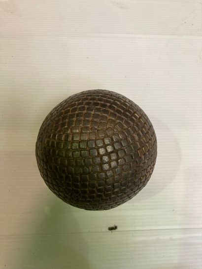 JEUX DE BOULE.

Deux boules en bois cloutées...