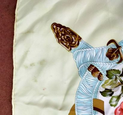 HERMES Paris

Carré 90 en twill de soie imprimée

Modèle...