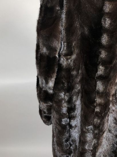 HENRI STERN, 8 av. Matignon, Paris

Manteau...