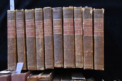 Un ensemble de livres reliés dont : 

- VOLTAIRE,...