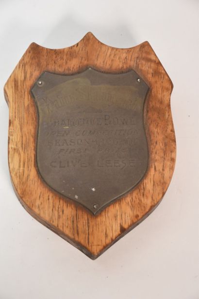 JEUX DE BOULE 

Deux écussons en étain pyrogravés...