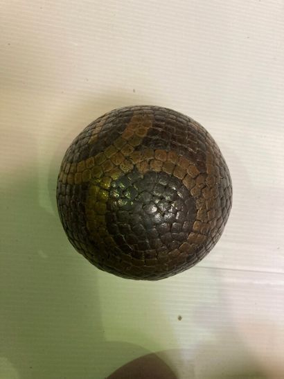 JEUX DE BOULE.

Deux boules en bois cloutées...