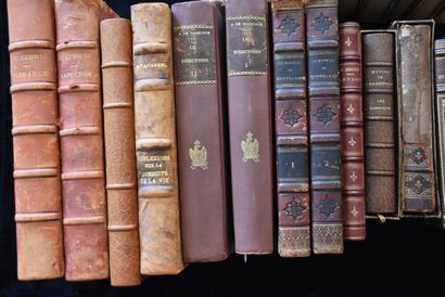 Un ensemble de livres reliés dont : 

- VOLTAIRE,...