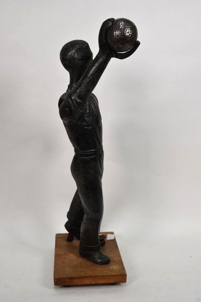 JEUX DE BOULE 

Joueur de boules anglaises.

Sculpture...