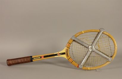 TENNIS. 

Raquette de tennis vintage en bois...
