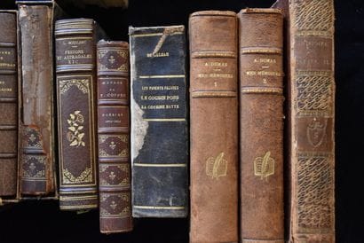 Un ensemble de livres reliés dont : 

- VOLTAIRE,...