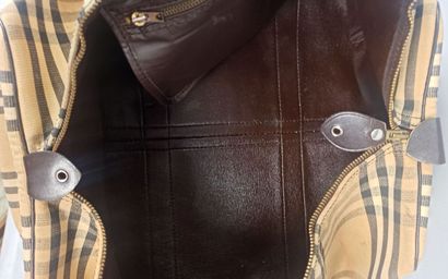 BURBERRY

Sac de voyage en toile et cuir...