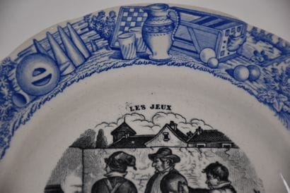 JEUX DE QUILLES.

Assiette à dessert en faience...